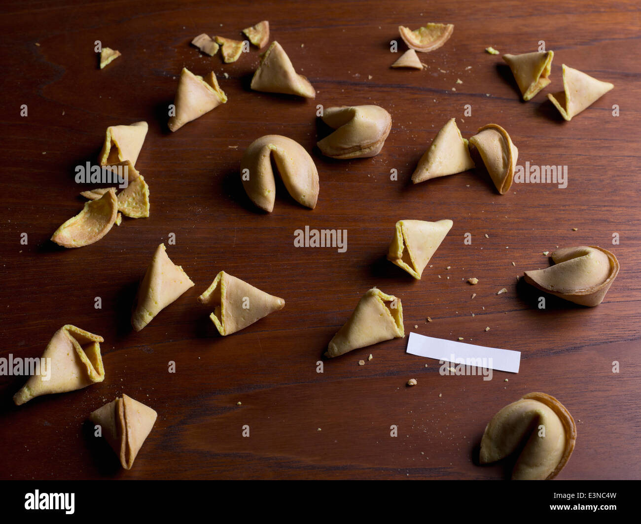 Fortune cookies et le papier blanc sur la table en bois Banque D'Images