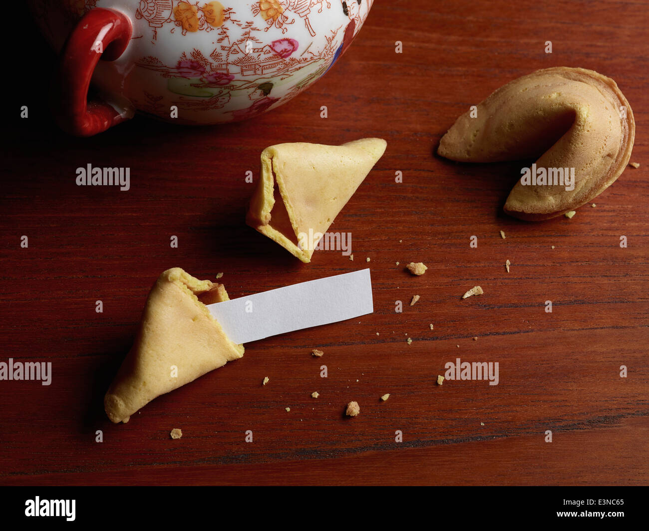 Le papier blanc de broken fortune cookie sur table en bois Banque D'Images