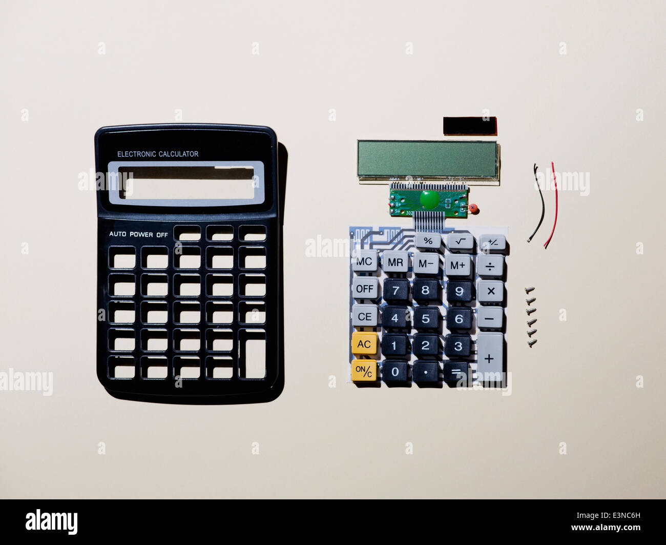 Composants de la calculatrice sur fond gris Banque D'Images