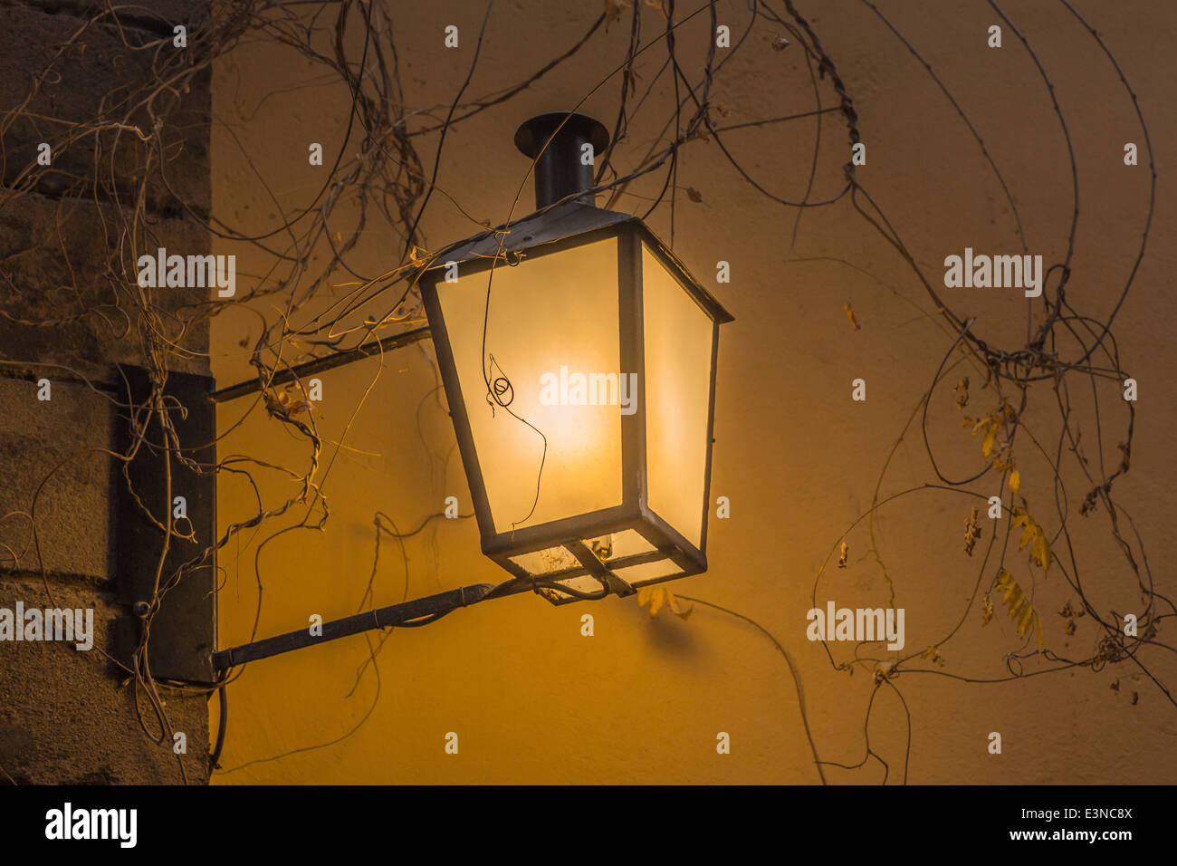 Low angle view of allumé bougeoir contre mur Banque D'Images