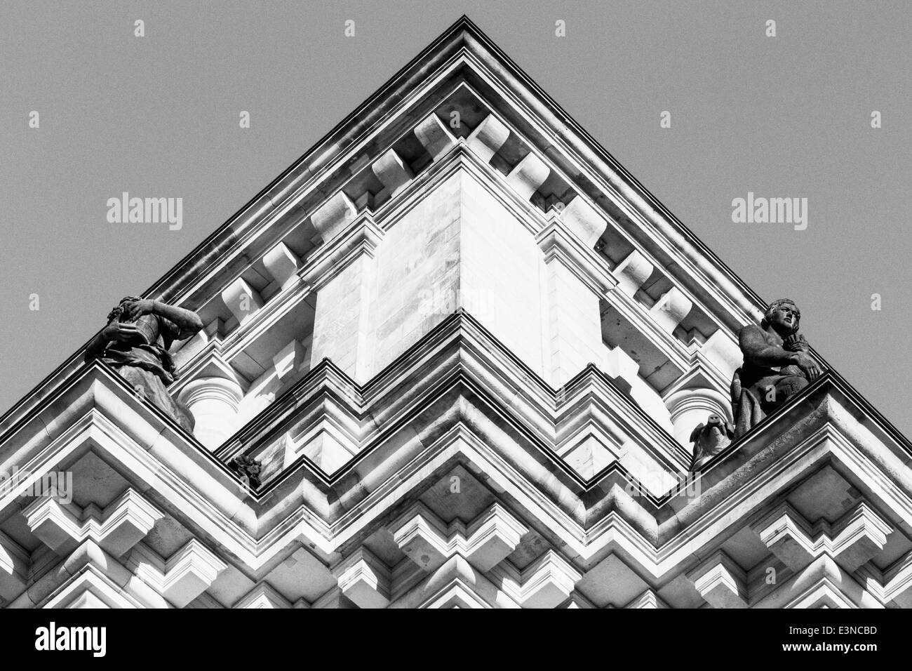 Low angle view of Parliament Building against clear sky, Berlin, Allemagne Banque D'Images