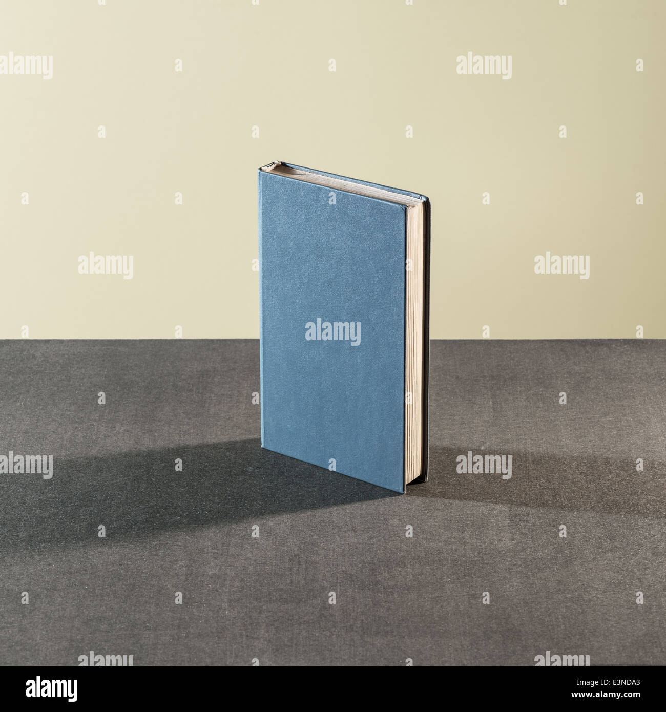 Livre sur la table Banque D'Images