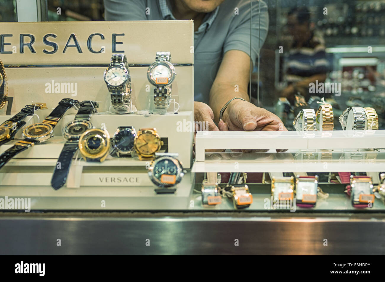 Montres designer sur fenêtre d'affichage Banque D'Images