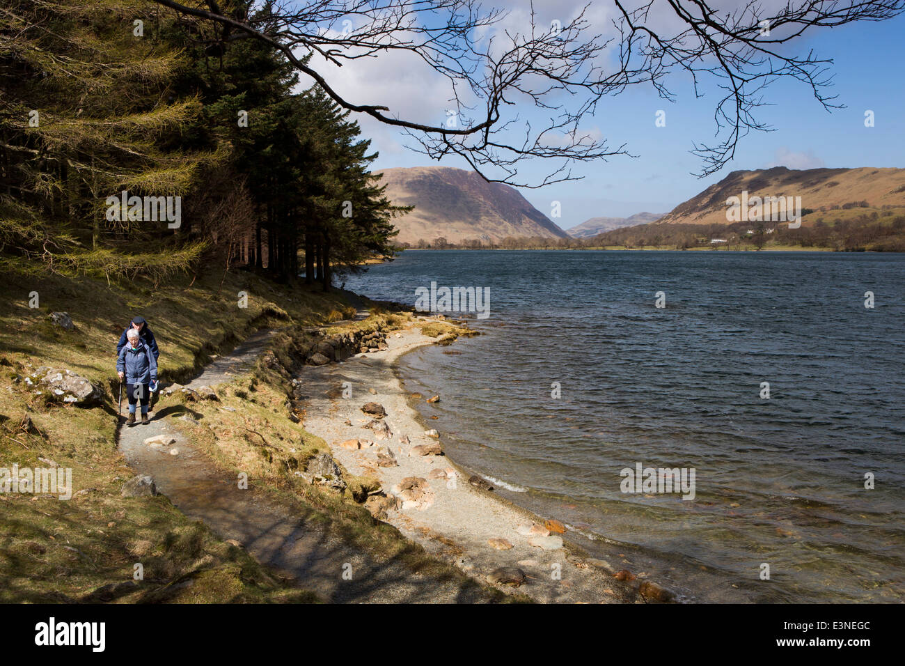 UK, Cumbria, Lake District, Buttermere, plus les promeneurs sur le chemin au bord du lac Banque D'Images