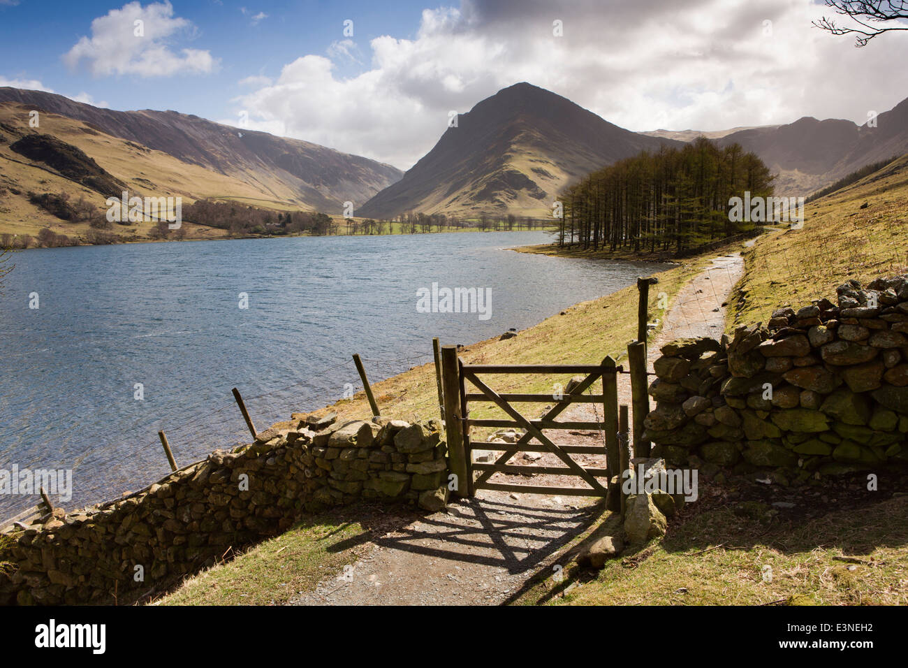 UK, Cumbria, Lake District, Buttermere, gate dans la voie à la fin du bois Burtness Banque D'Images