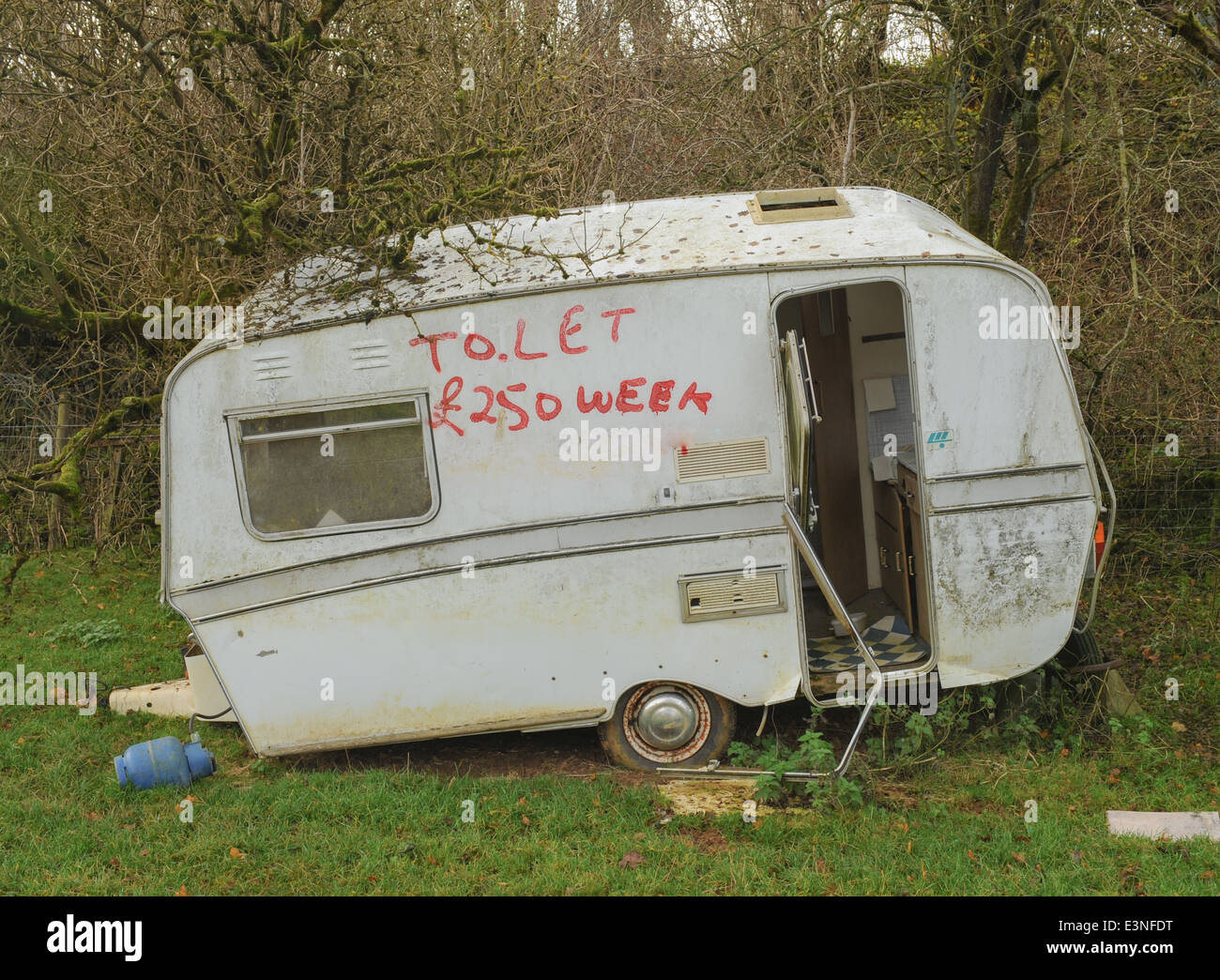 Caravane abandonnée dans un champ sur une ferme près de Winchcombe dans les Cotswolds, Gloucestershire, England, UK Banque D'Images