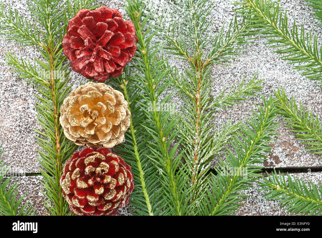 Vacances du nouvel an et de Noël avec des branches d'épinette verte cônes peints sur un fond blanc vieux plancher bois Banque D'Images