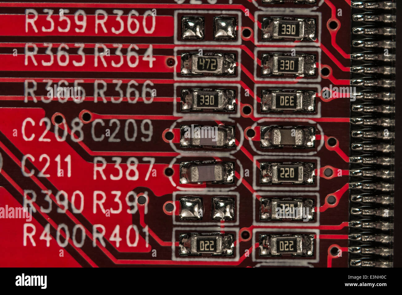 Macro-photo d'une petite section d'une carte mère PC montrant des résistances et des condensateurs montés en surface (CMS). Câblage à l'intérieur du calculateur, gros plan du circuit Banque D'Images