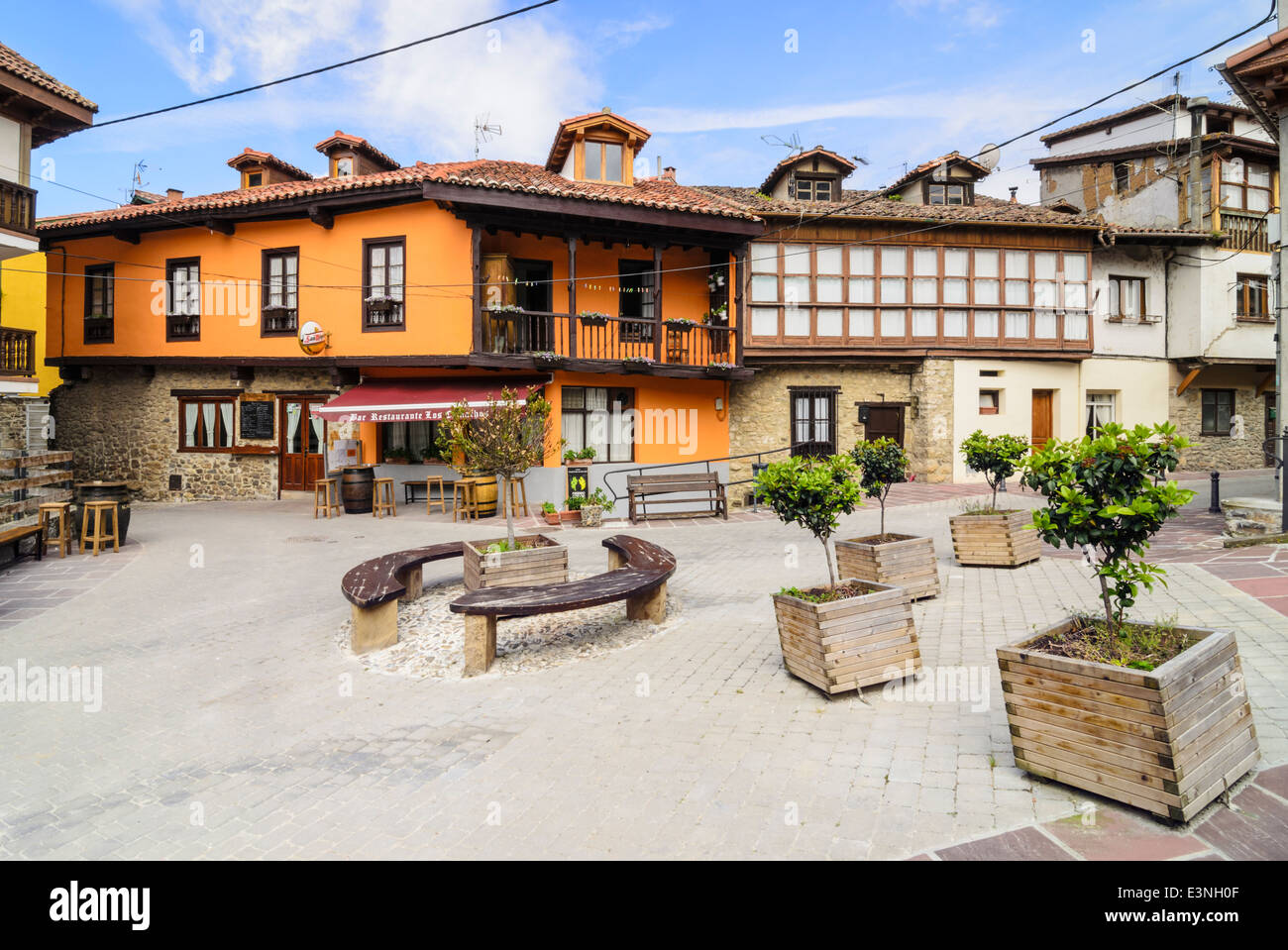 Les vieux bâtiments dans le centre de Noja, Cantabria, ESPAGNE Banque D'Images