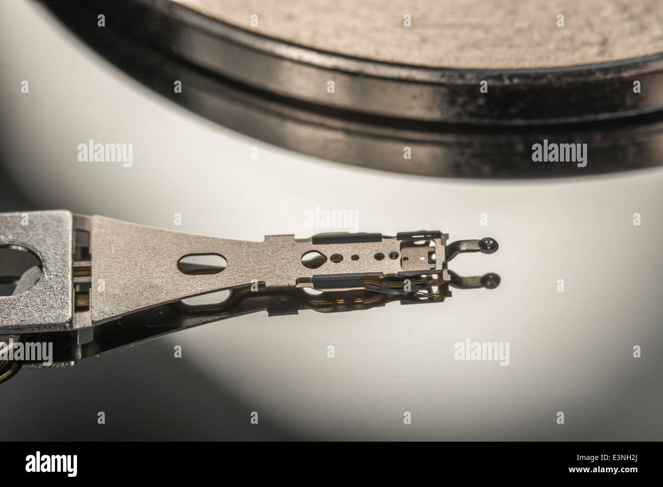 La macro-photo de la tête de lecture-écriture du disque dur et de l'armature sur le plateau. Pour focus point voir la section "Description". Résumé des données. Banque D'Images