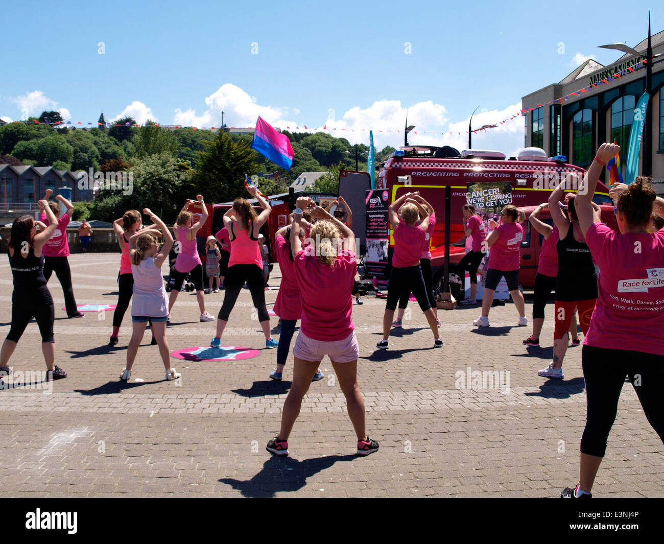 Garder la forme dans le centre-ville de Truro pour la recherche sur le cancer, course à la vie, Cornwall, UK Banque D'Images Garder la forme dans le centre-ville de Truro pour la recherche sur le cancer, course à la vie, Cornwall, UK Banque D'Images