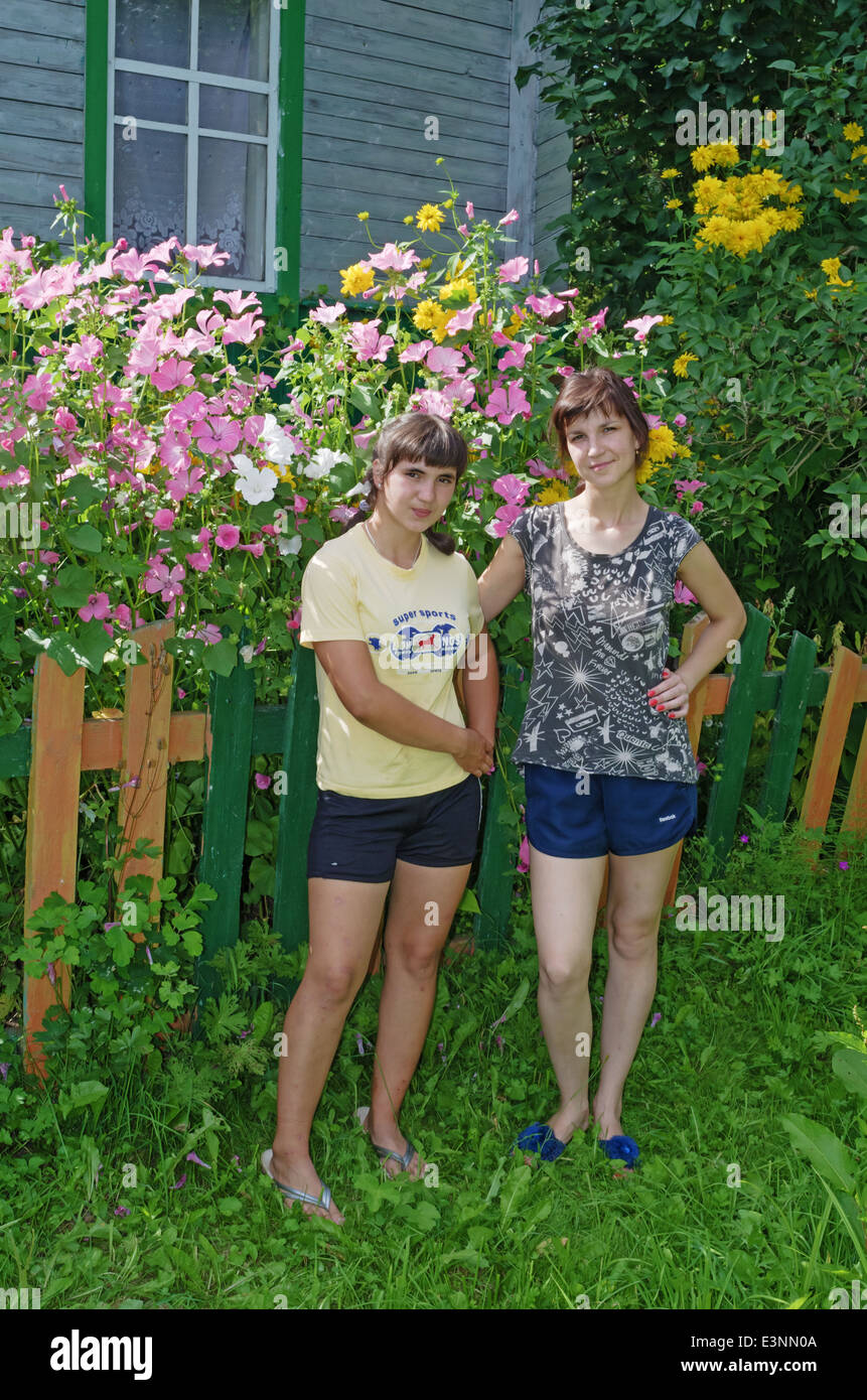 L'été 2013 vie rurale. Habitants du village - filles près d'une des fleurs. Banque D'Images