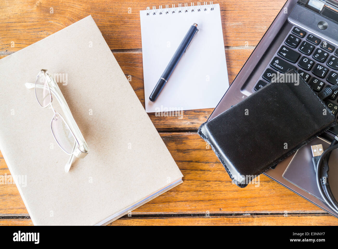 Table de travail avec ordinateur et à l'arrêt, stock photo Banque D'Images