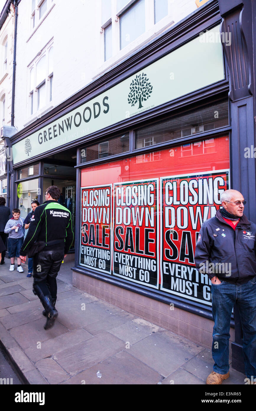 La fermeture de la vente de vêtements pour homme Greenwoods clothing shop  store fait faillite avant construction high street Photo Stock - Alamy