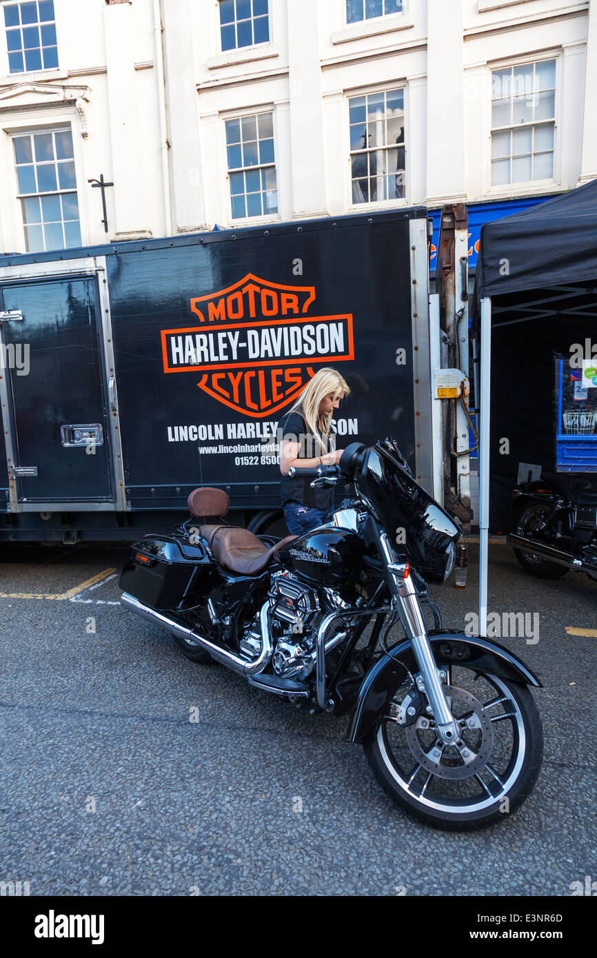 Moteur de moto Harley Davidson vélo Vélo garé Blonde modèle noir Banque D'Images