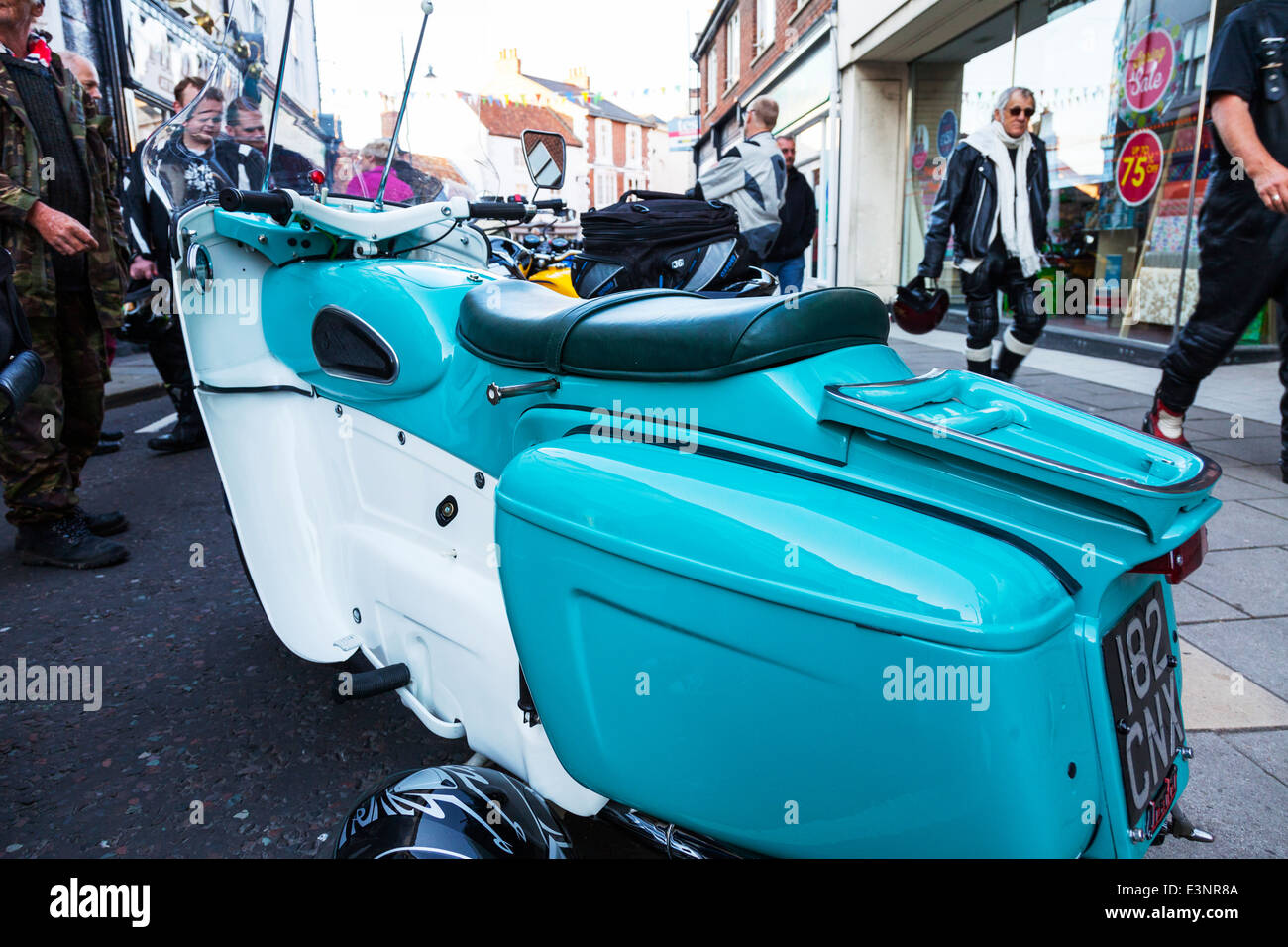 Chef Ariel moteur de moto vélo moto cycle police garée couleur couleurs Banque D'Images
