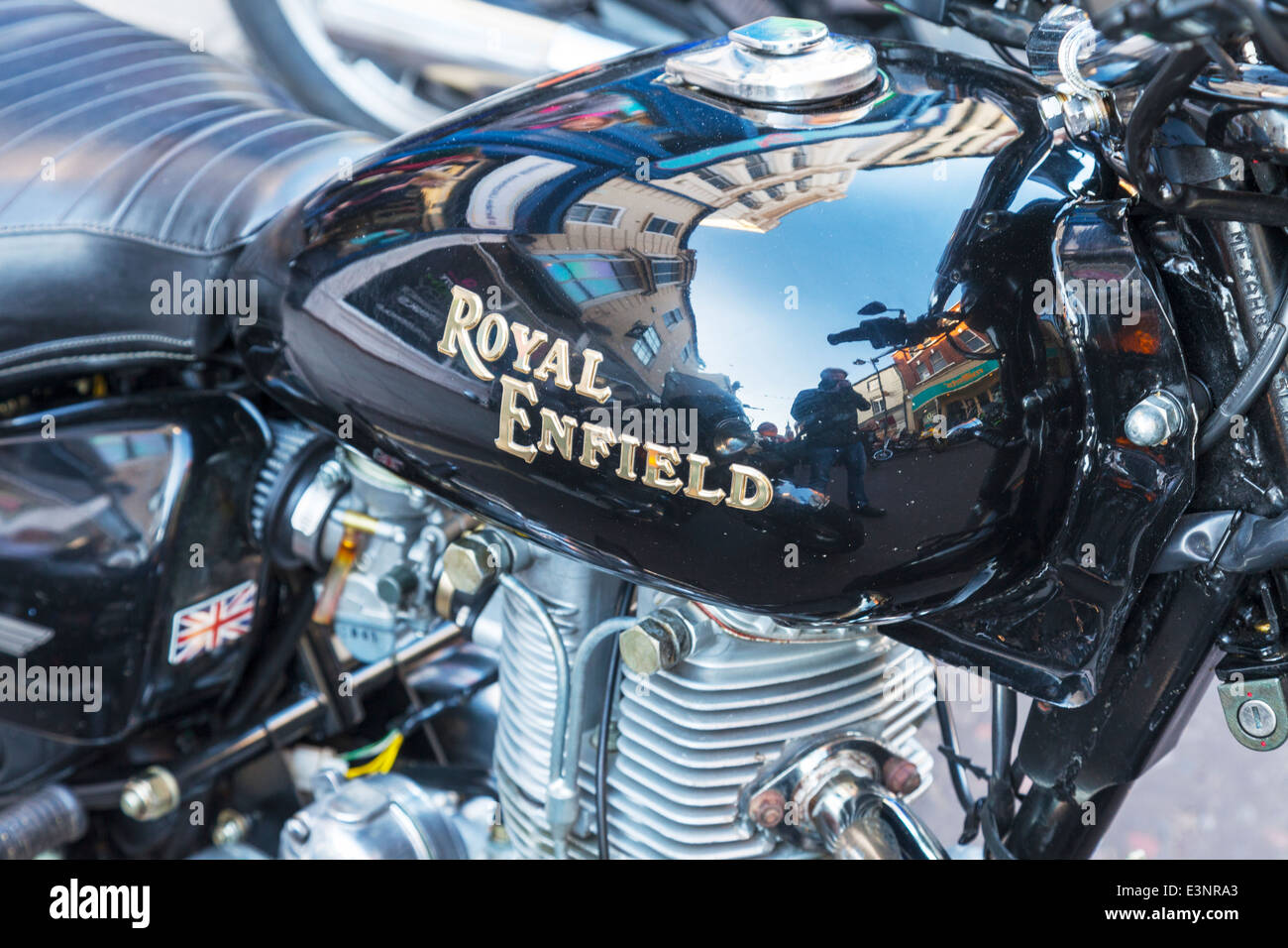 Moteur de moto Royal Enfield moto cycle réservoir noir en attente d'un insigne distinctif Banque D'Images