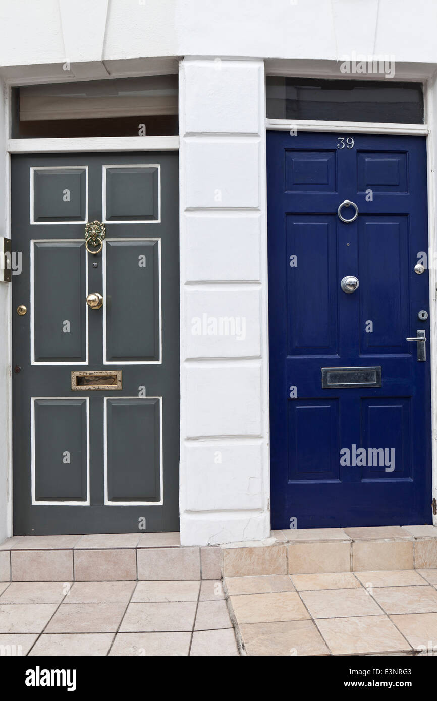 Élégante terrasse avec portes d'entrée gris et bleu Chelsea London SW3 Angleterre Banque D'Images