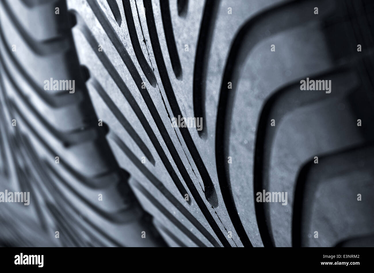 Détail d'une rangée de nouveau moteur de course-sport pneus est un garage Banque D'Images