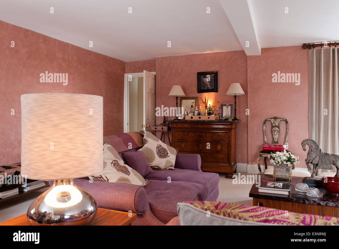 Purple canapé rembourrés en Maya par Manuel Canovas en salon avec aisance en français recouvert de marbre avec plateau en haut Banque D'Images