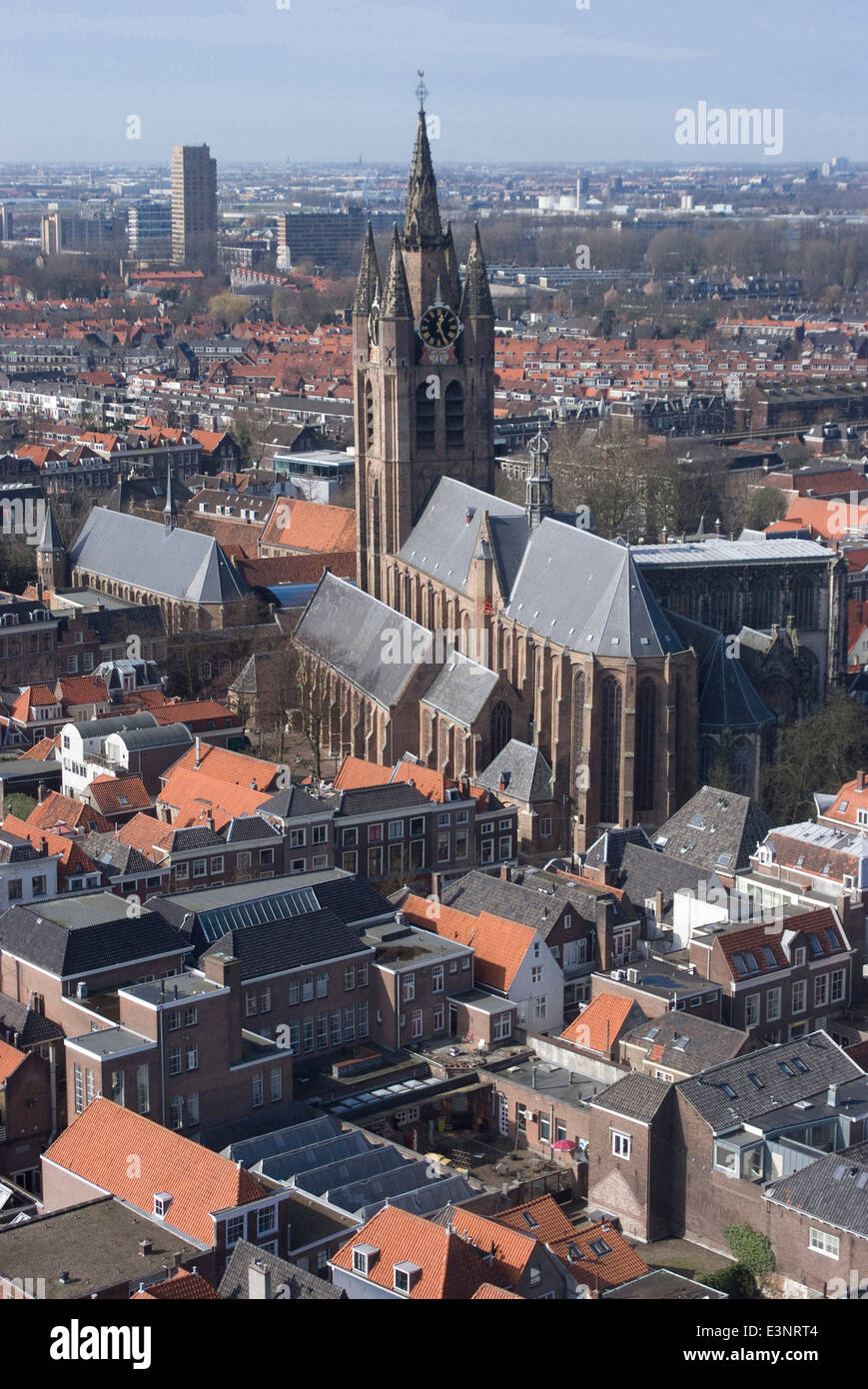 Vue sur la ville et Oude Kerk (vieille église) à partir de la plate-forme d'observation de la Nieuwe Kerk (nouvelle église), Delft, Pays-Bas Banque D'Images