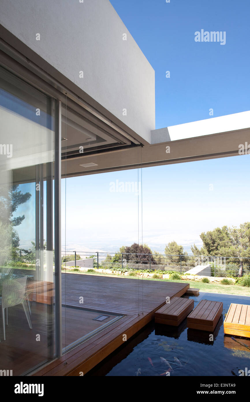 Dispositif de l'eau sur la terrasse en bois de l Chambre, Israël, Moyen Orient. Banque D'Images