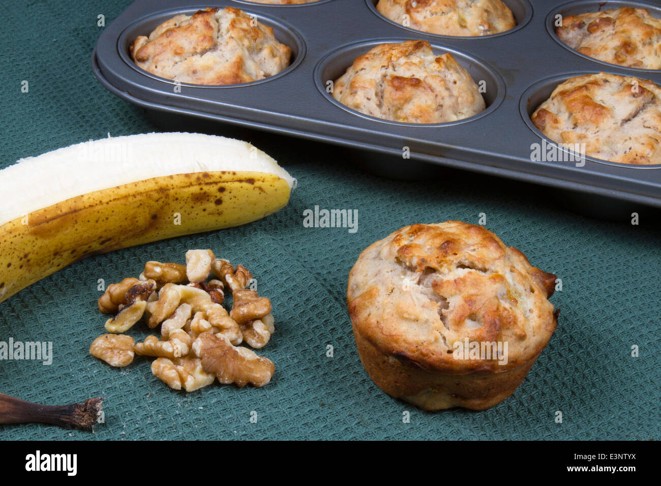 Des bananes et noix Muffins à la banane et les noix sur une serviette verte Banque D'Images