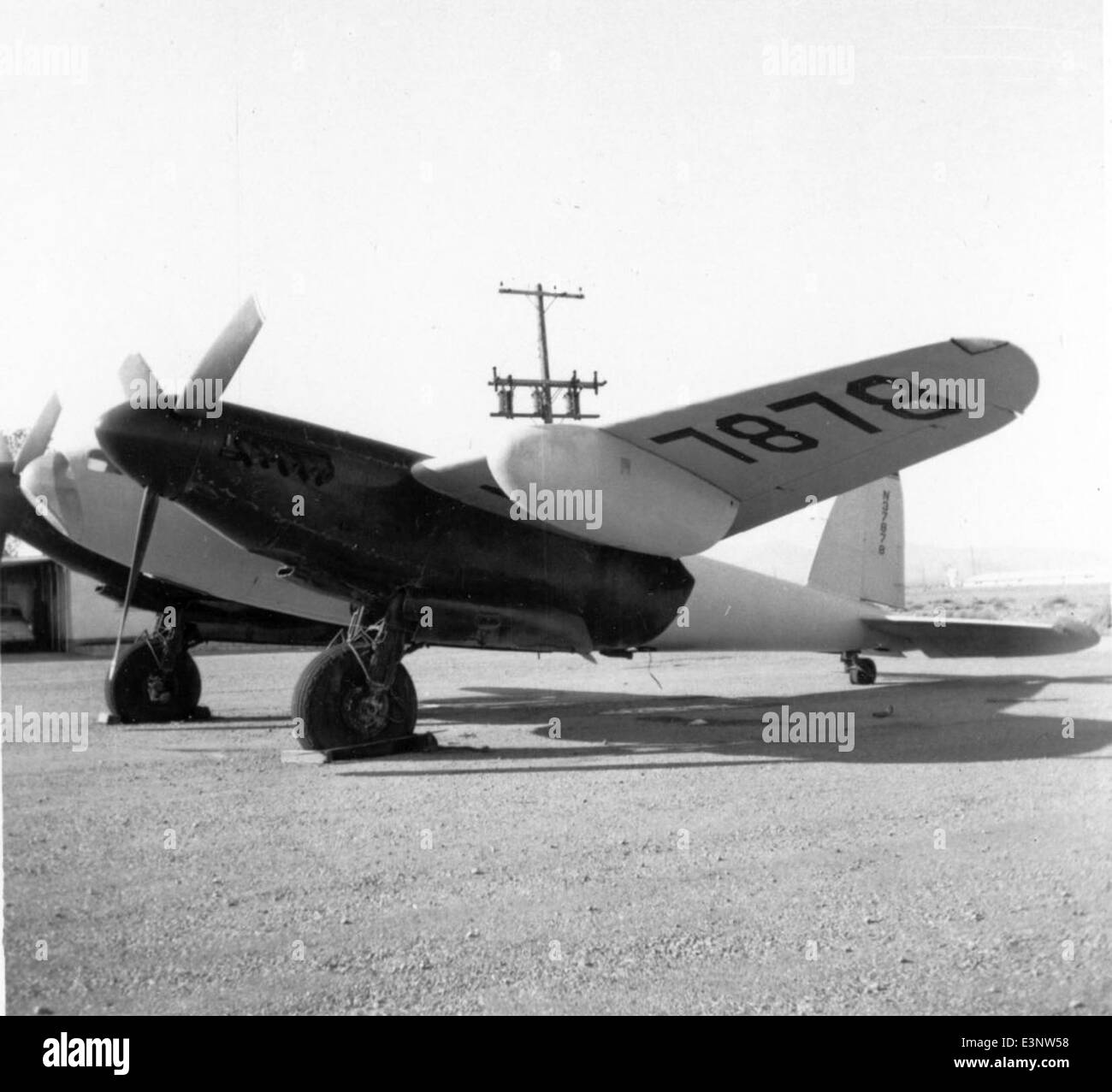 Le Mosquito MK-25, piloté par Charles Daniels, a participé aux National Air races, mettant en valeur la vitesse et l'agilité de l'avion. Le Mosquito était connu pour son design léger, ce qui en a fait un concurrent redoutable dans les épreuves de course aérienne de l'époque. Banque D'Images