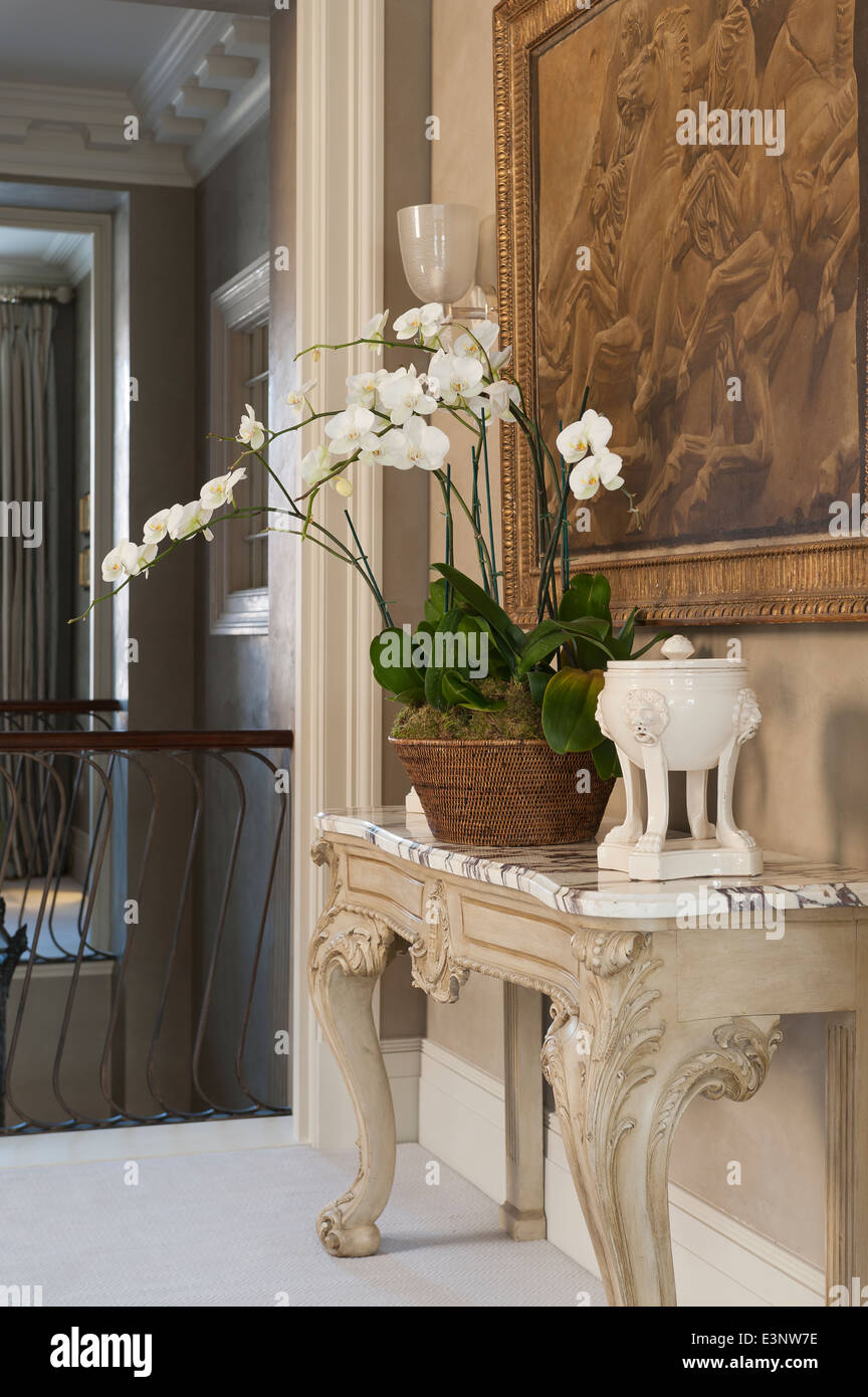 Les orchidées blanches sur une table côté recouvert de marbre Banque D'Images