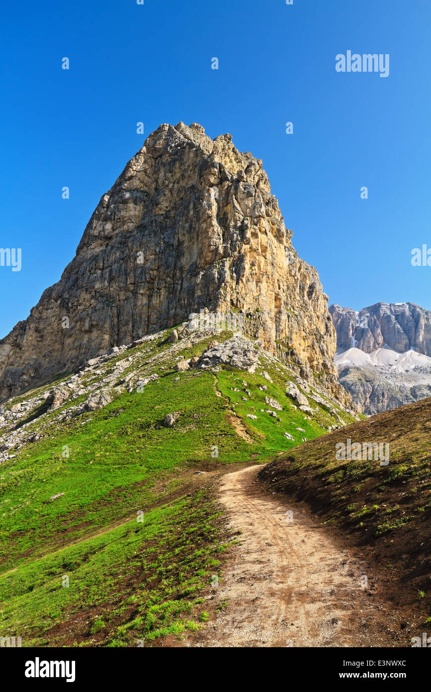 Paysage d'été avec un petit sentier dans la région de Pordoi pass Belvedere, Dolomites italiennes Banque D'Images