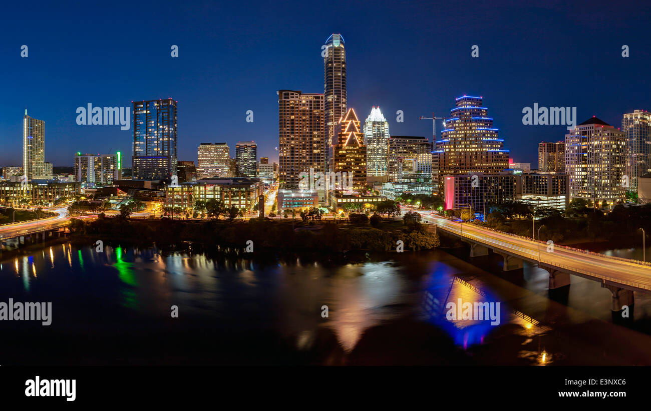 Sur les toits de la ville vue de l'autre côté de la rivière Colorado, Austin, Texas, États-Unis d'Amérique Banque D'Images