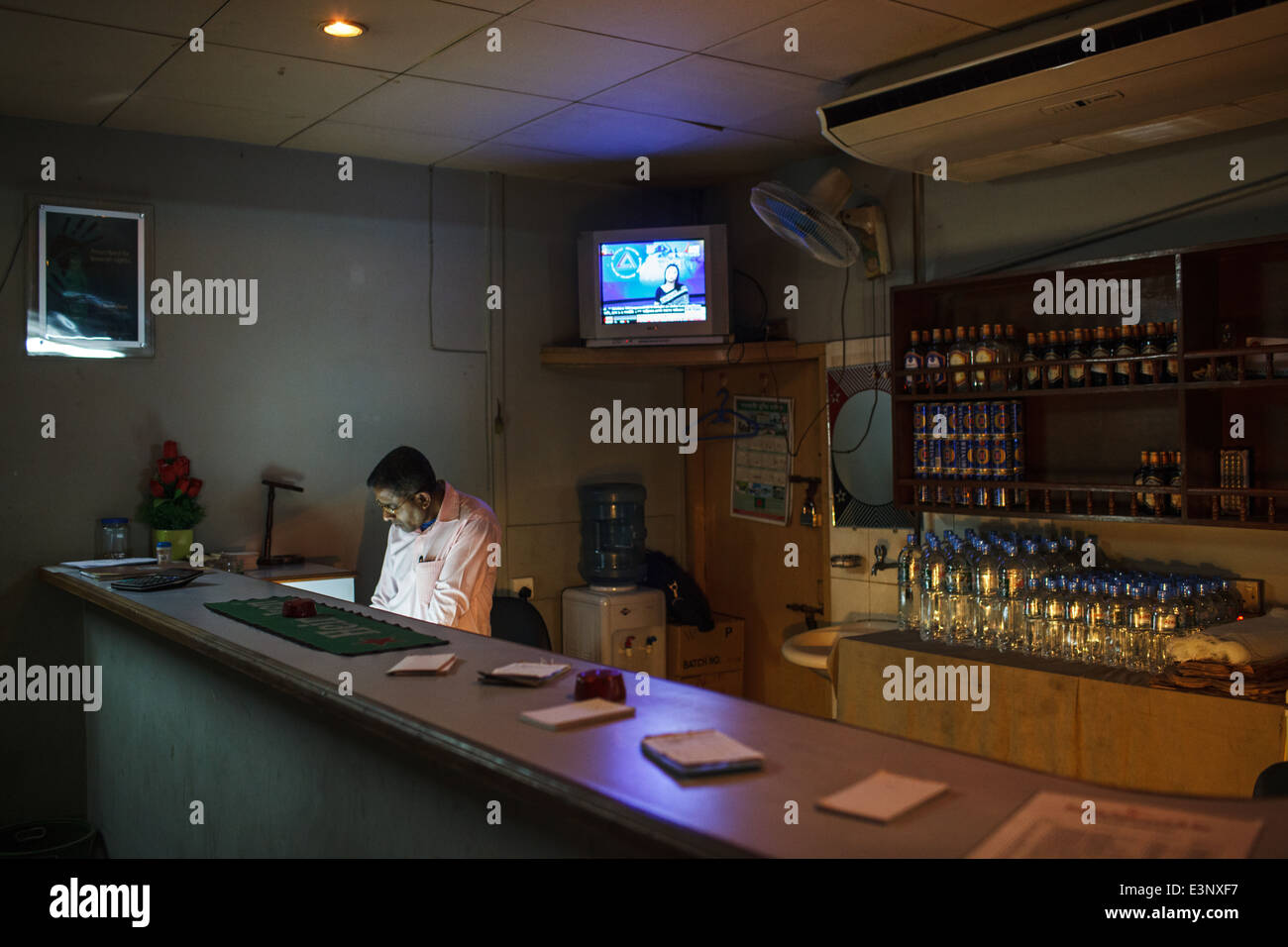 Intérieur d'un bar autorisé à servir de l'alcool à Dhaka, Bangladesh Banque D'Images
