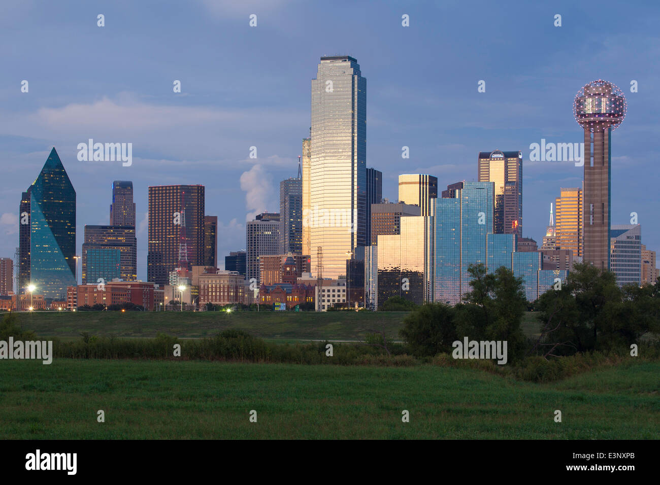 Dallas City Skyline and Reunion Tower, Texas, États-Unis d'Amérique Banque D'Images