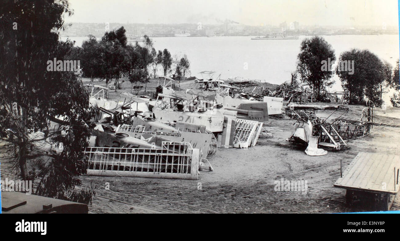 Cette image de l'album NAS North Island capture un avion au Boneyard, où sont entreposés des avions retirés. NAS North Island, situé à San Diego, abrite un certain nombre d'objets historiques de l'aviation, y compris l'USS Langley, le premier porte-avions américain. La photographie reflète la riche histoire de l'aviation navale et l'héritage de l'USS Langley. Banque D'Images