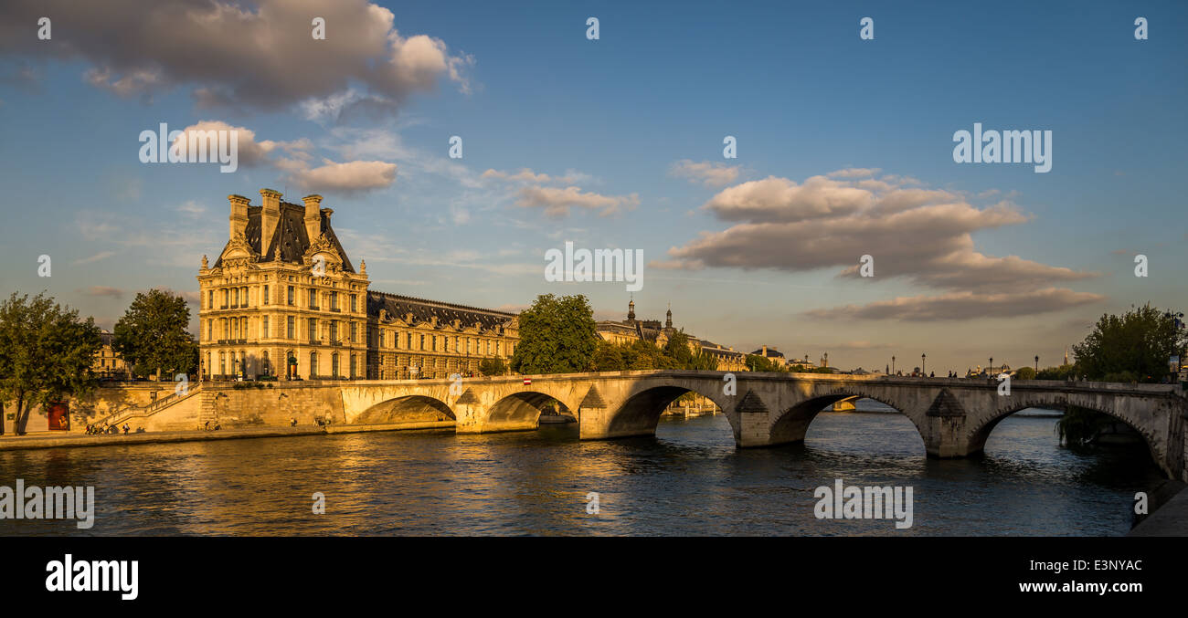 Le soleil du soir éclaire le Pont Royal qui s'étend sur la Seine à Paris France. Banque D'Images