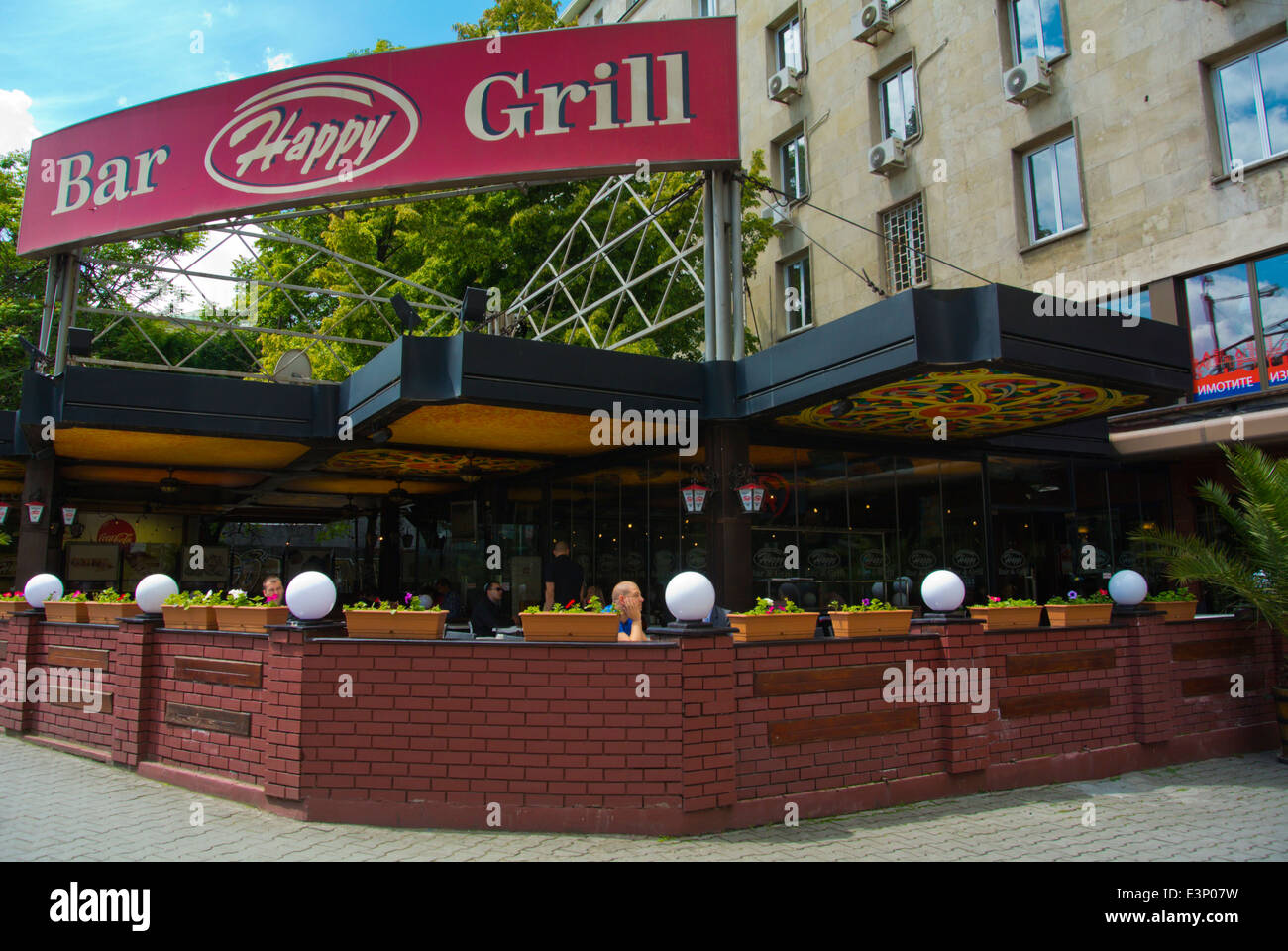 Le Happy Bar and Grill Restaurant dans la rue principale, le centre de ...