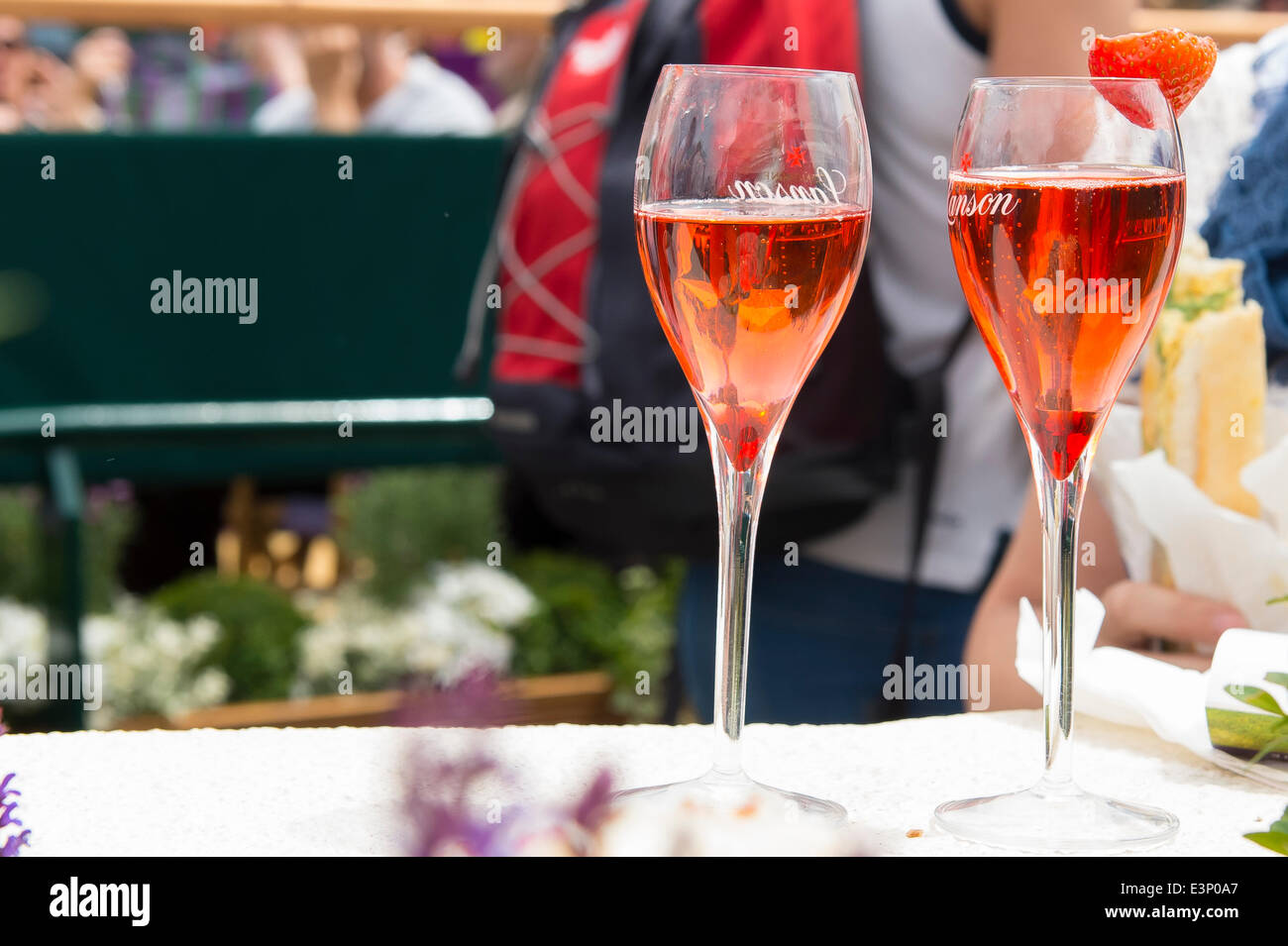 Londres, Royaume-Uni. 26 Juin, 2014. Jour 4 championnats de Wimbledon. Spectateurs profiter de l'ambiance pendant le deuxième tour au tennis de Wimbledon à l'All England Lawn Tennis Club à Londres, Royaume-Uni. Credit : Action Plus Sport/Alamy Live News Banque D'Images