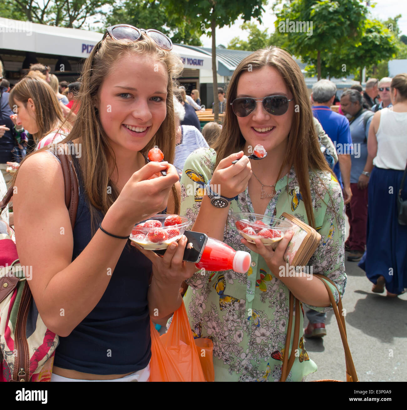 Londres, Royaume-Uni. 26 Juin, 2014. Jour 4 championnats de Wimbledon. Spectateurs profiter de l'ambiance pendant le deuxième tour au tennis de Wimbledon à l'All England Lawn Tennis Club à Londres, Royaume-Uni. Credit : Action Plus Sport/Alamy Live News Banque D'Images