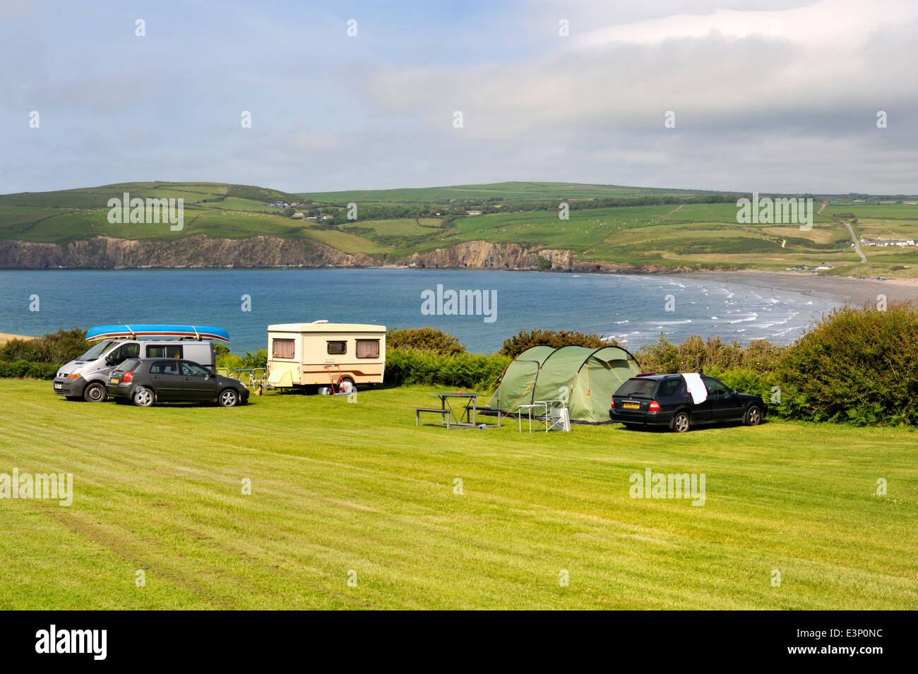 Caravan Park et le camping surplombant la plage de Newport, Pembrokeshire, Pays de Galles, Royaume-Uni, Banque D'Images