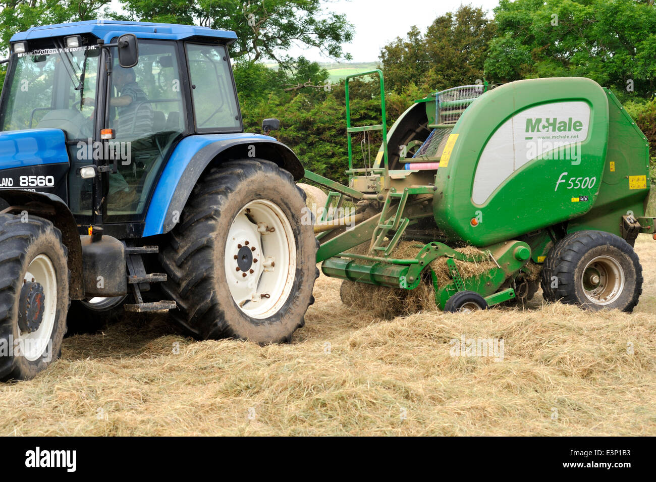 Machine de traction du tracteur, presse à balles, pour faire de grandes boites rondes de couper de l'herbe pour le foin ou l'ensilage Banque D'Images