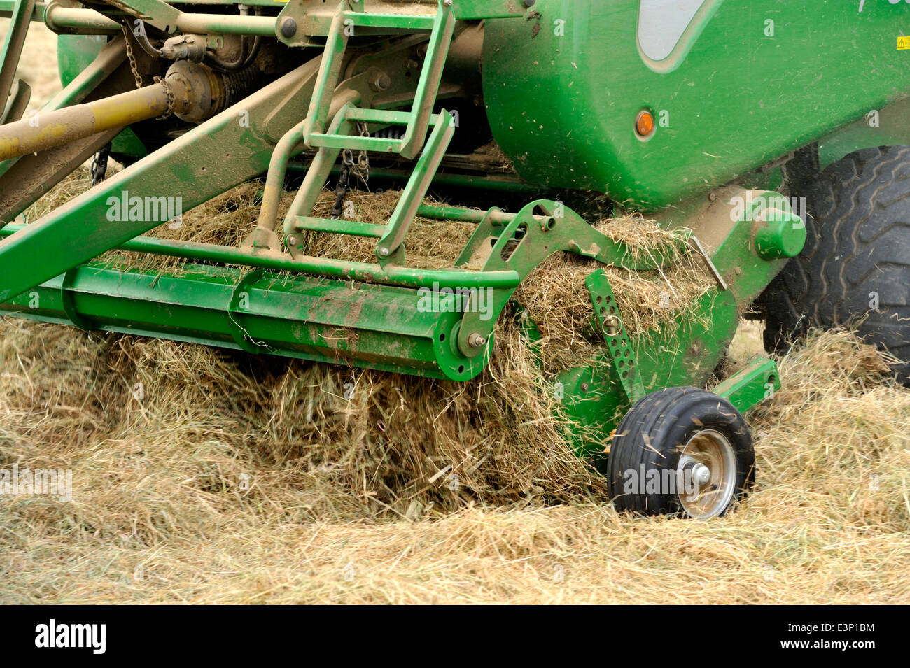 Close-up de ratissage, de ramasser l'herbe sur hay bailer ronde Banque D'Images