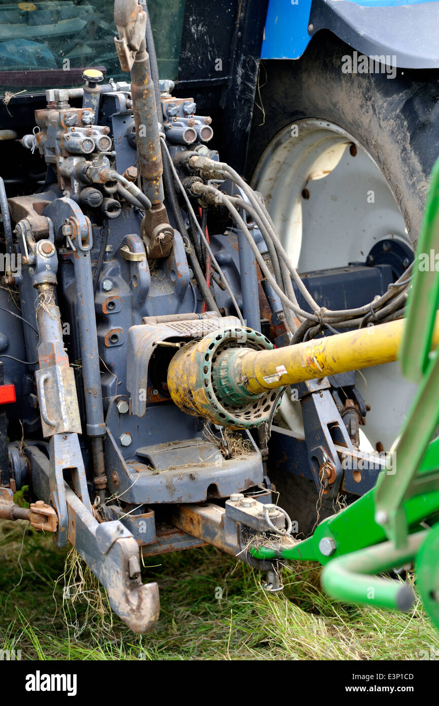 Take Off et les connexions hydrauliques sur tracteur agricole Ford-New Holland 8560 Banque D'Images