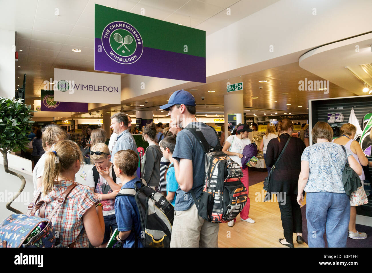 Les gens faire du shopping dans la boutique de Wimbledon Wimbledon intérieur, Lawn Tennis Club, London England UK Banque D'Images