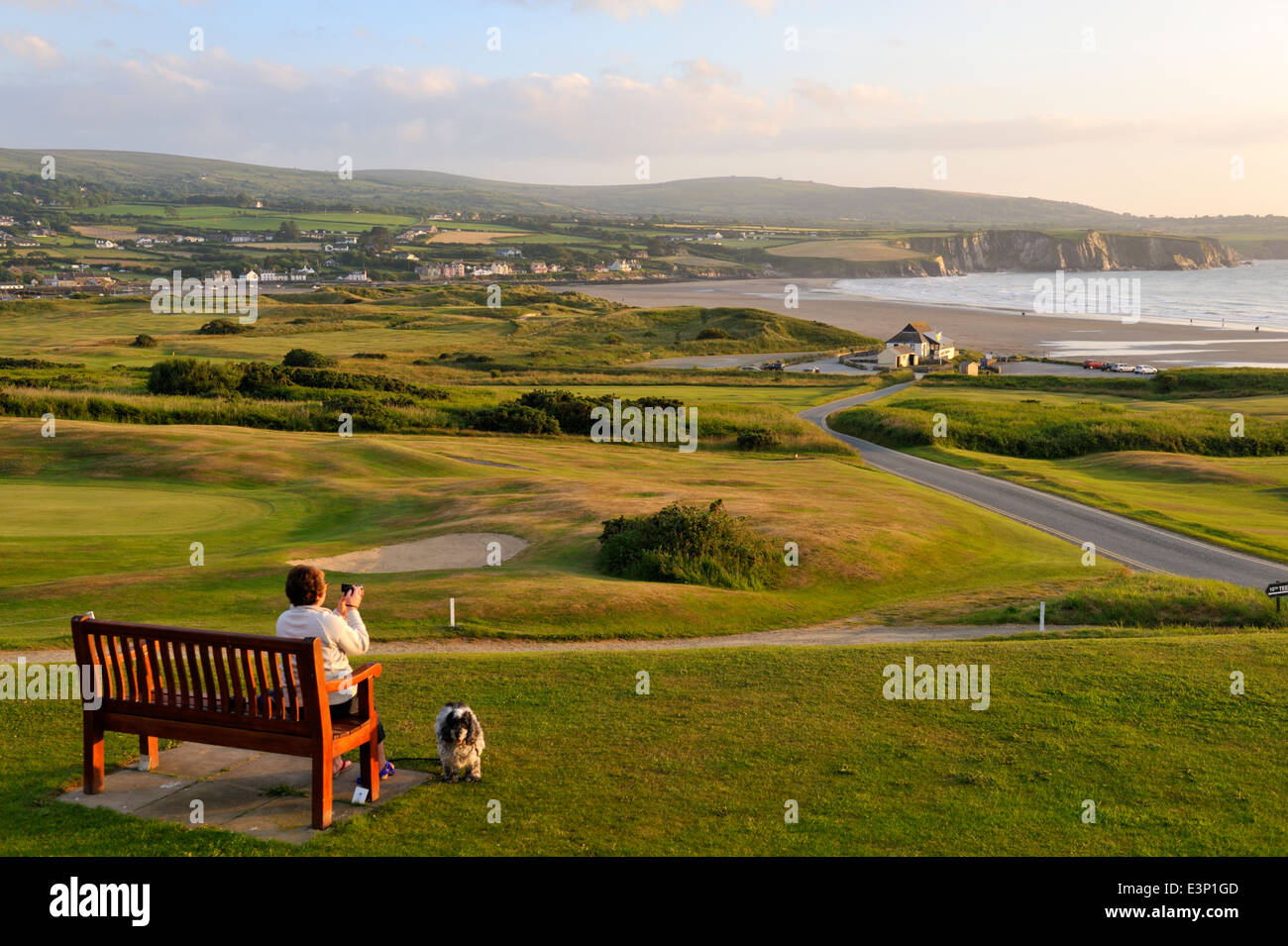 Newport Links Golf Club, femme sur banc avec vue sur plage de Newport, Pembrokeshire, Pays de Galles, Royaume-Uni Banque D'Images