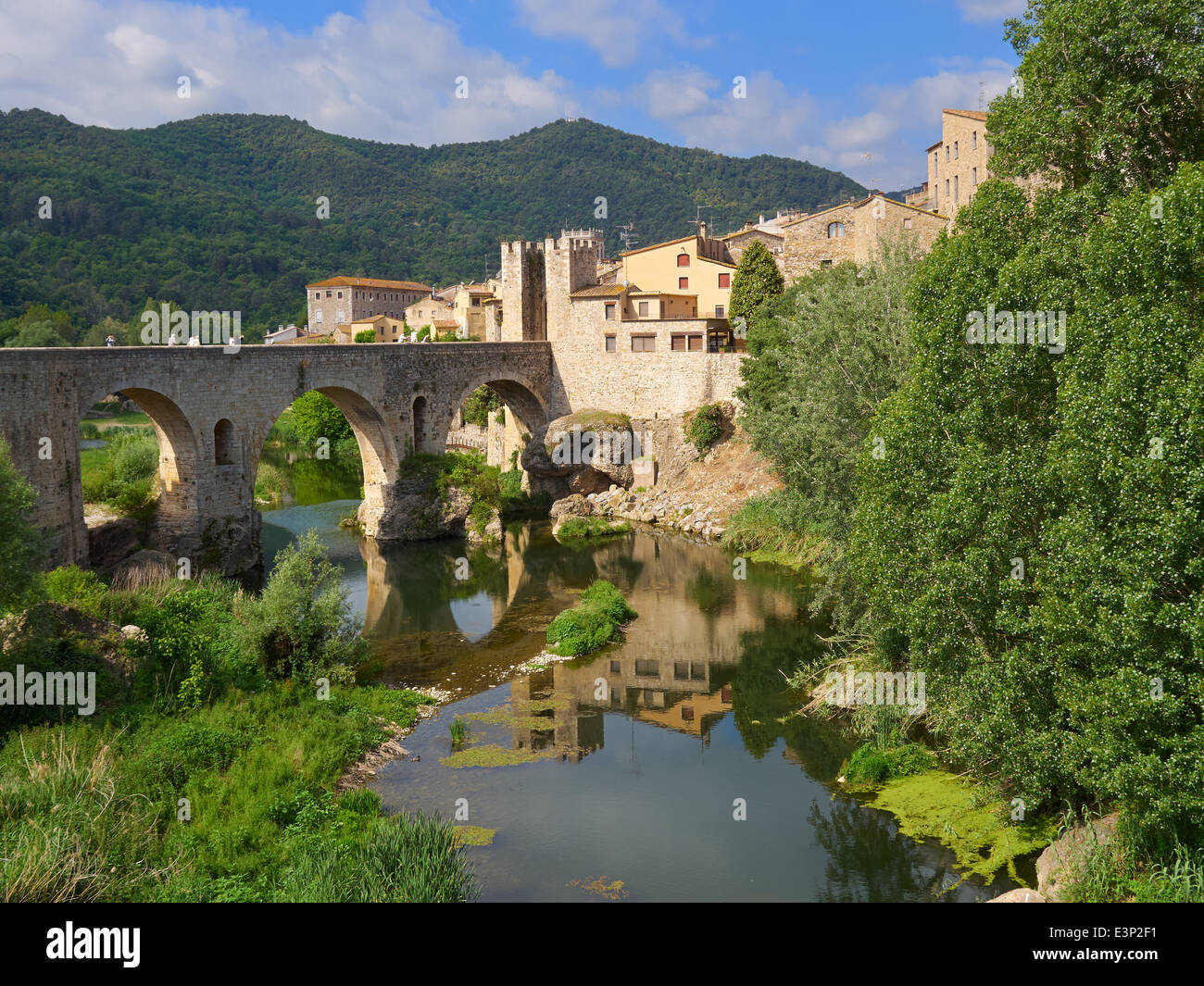 Un douzième siècle pont roman traverse la rivière Fluvia et donne accès à la ville historique de Besalu, Catalogne Banque D'Images