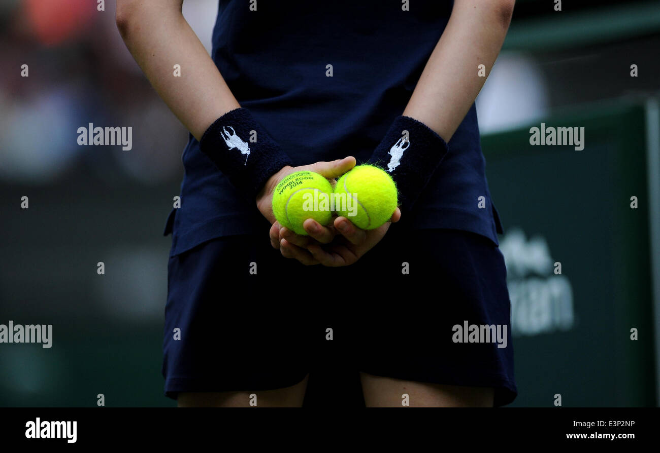 BALL GIRL avec les balles de tennis de Wimbledon 20 LE ALL ENGLAND TENNIS CLUB WIMBLEDON Londres Angleterre 26 Juin 2014 Banque D'Images