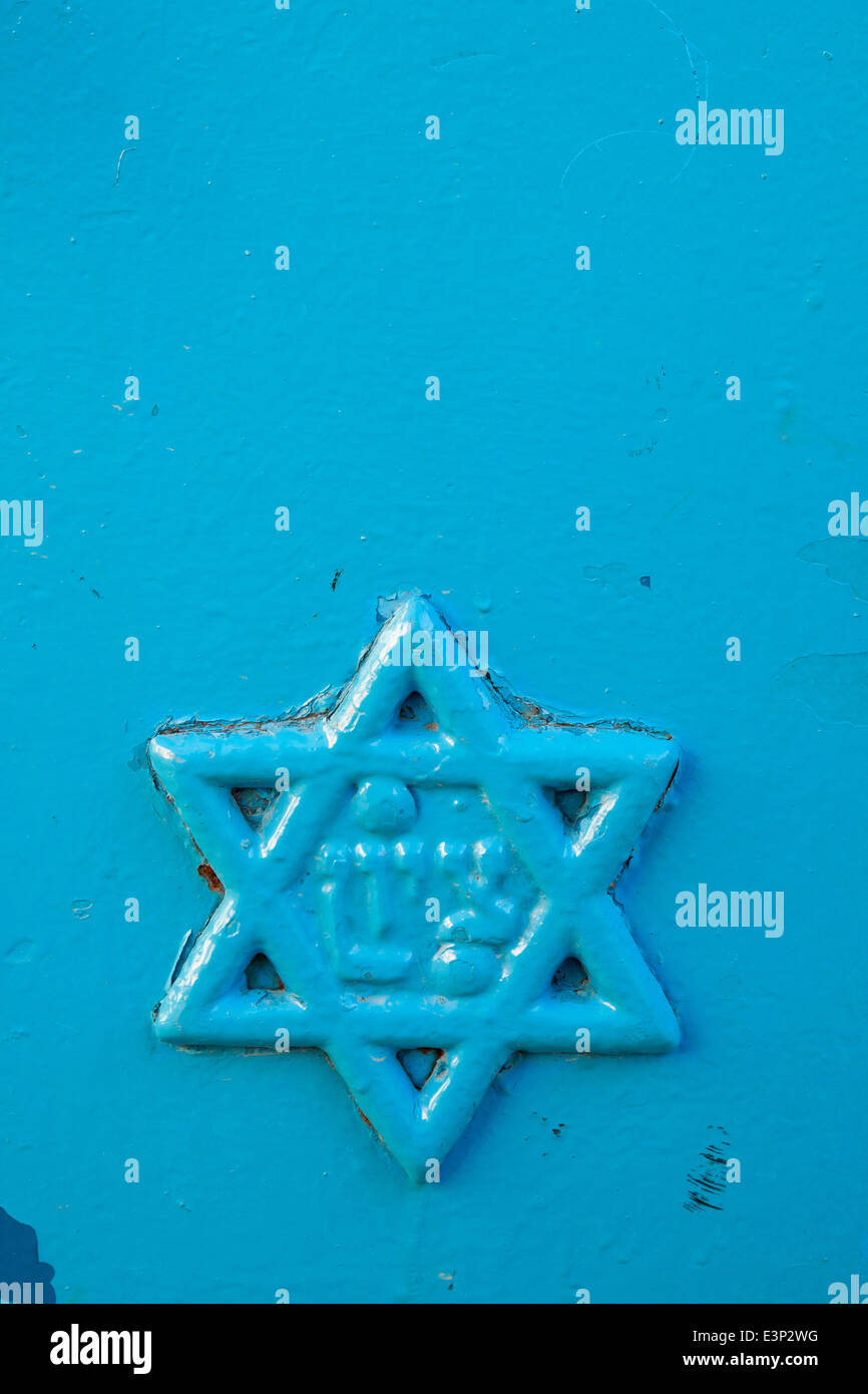 Étoile de David sur porte bleue à Safed, Israël. Détail de l'ancien bouclier de David peintes en bleu parfait pour arrière-plan ou carte postale. Banque D'Images