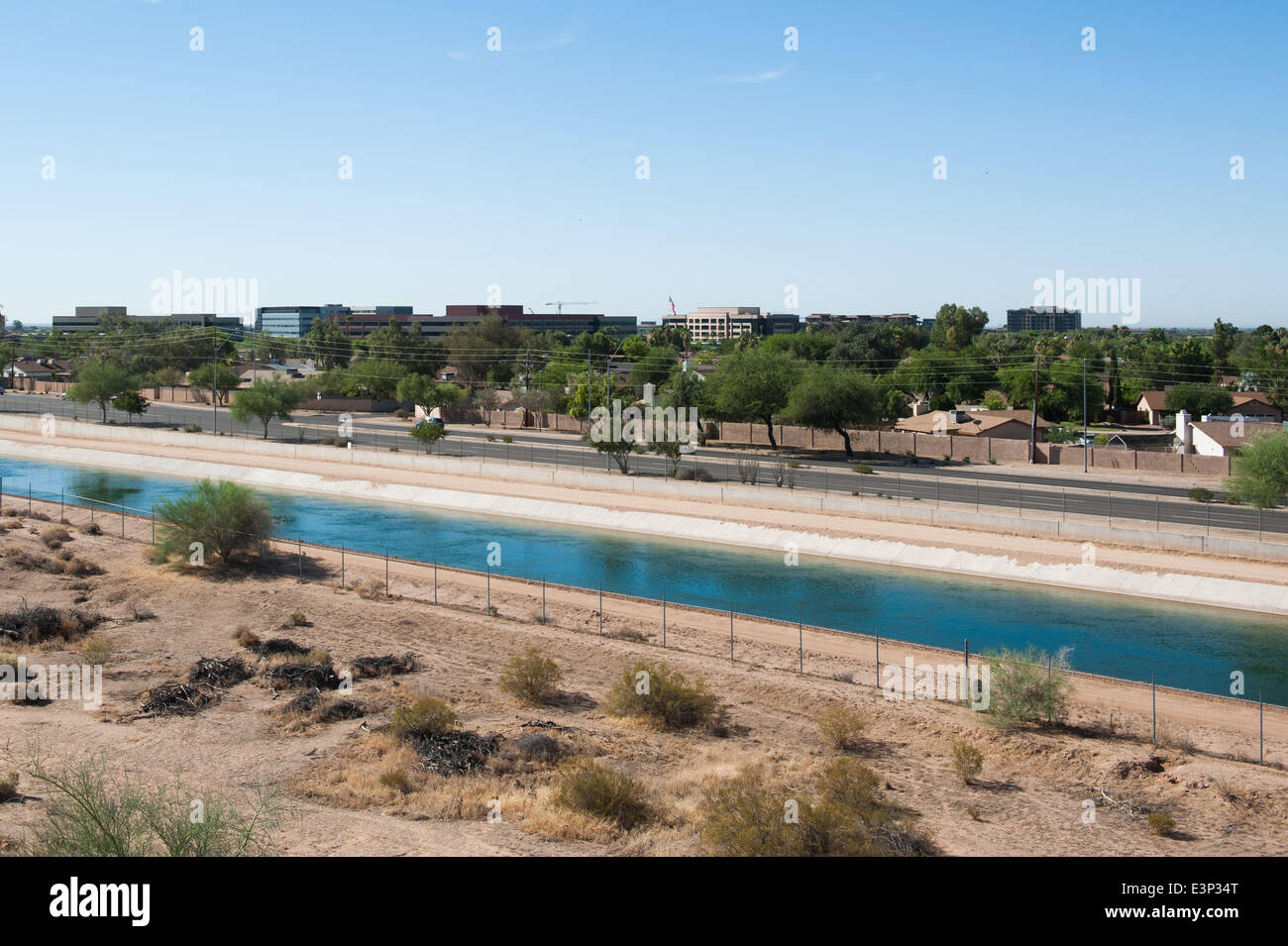 Scottsdale, Arizona, USA. 26 Juin, 2014. La PAC est photographié canal passé en courant et commerces, il se nourrit dans Scottsdale (Arizona Central est un projet 336-mile, rivière artificielle de canaux qui fournit l'eau du bassin du fleuve Colorado en amont pour les besoins en eau de service, y compris dans le sud de l'Arizona Tucson et Phoenix. Que la sécheresse et la surexploitation a épuisé l'alimentation du Colorado, certains experts croient qu'une lutte pour l'accès à l'eau entre l'Arizona, Californie et Nevada peut se profilent. © Vous Seberger/ZUMAPRESS.com/Alamy Live News Banque D'Images