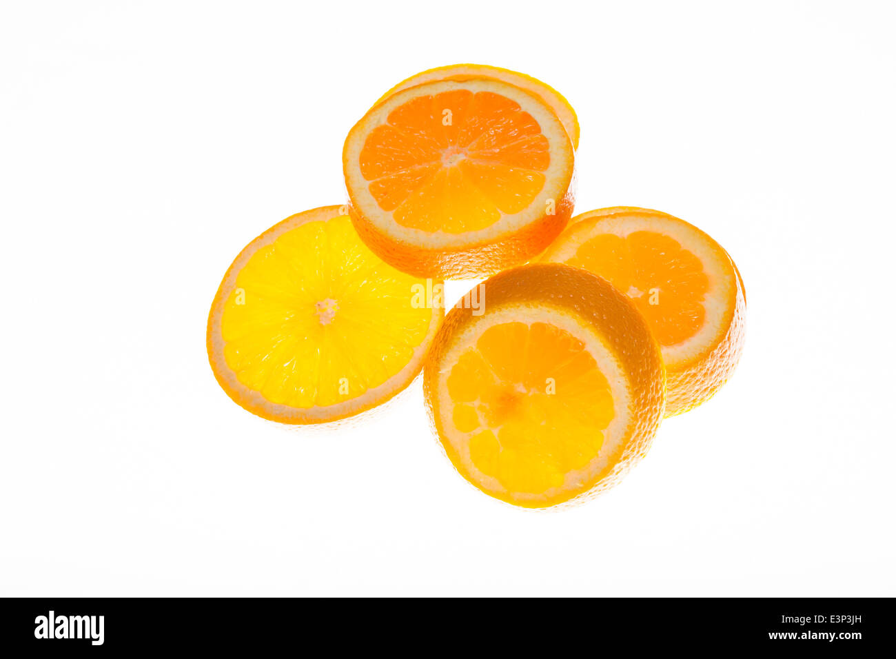 Tranches de mandarine orange sur fond blanc Banque D'Images