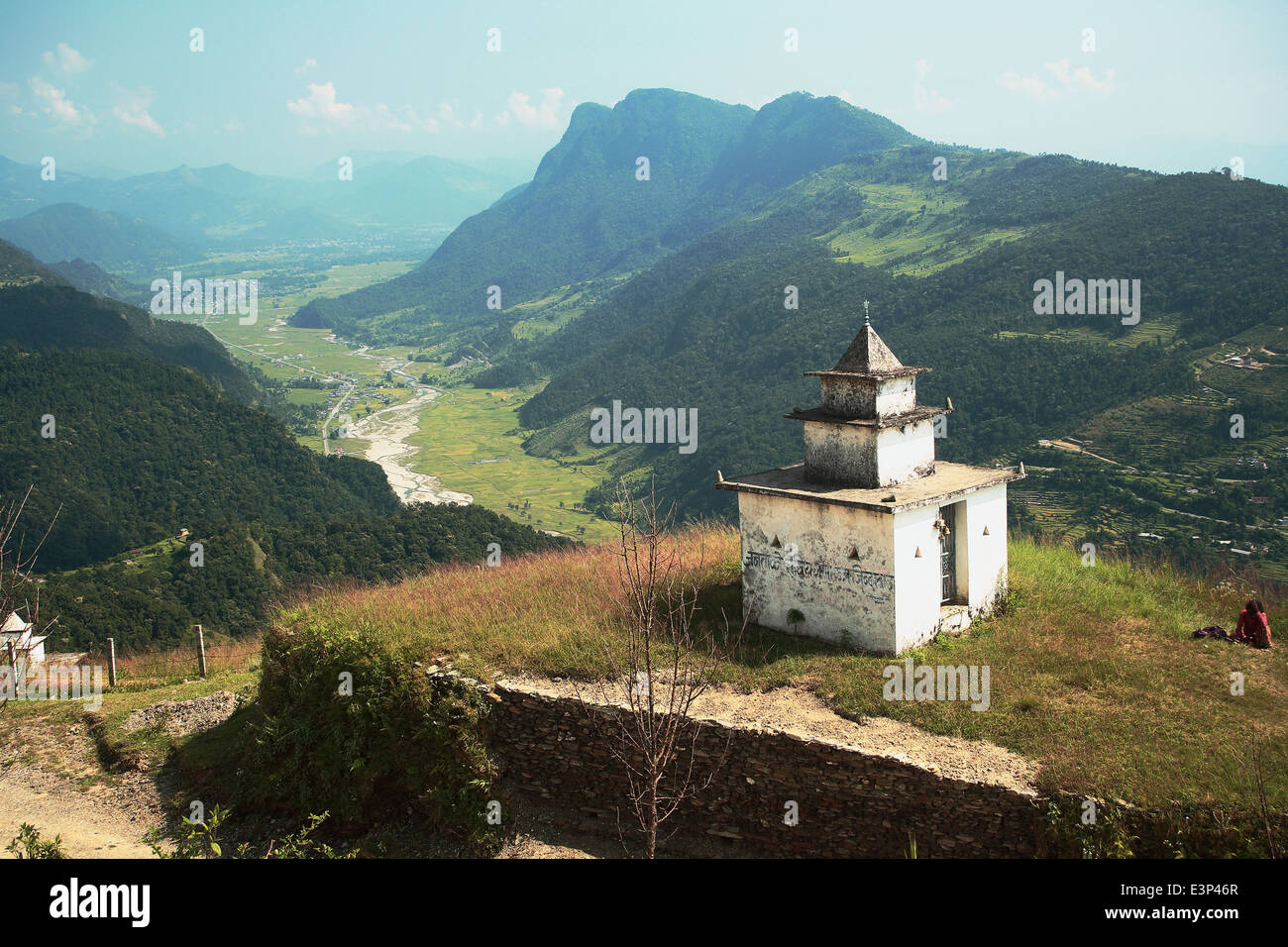 Petit sanctuaire dans la périphérie de Dhampus village sur la route de trekking tour des Annapurnas. District de Kaski-Népal. Banque D'Images